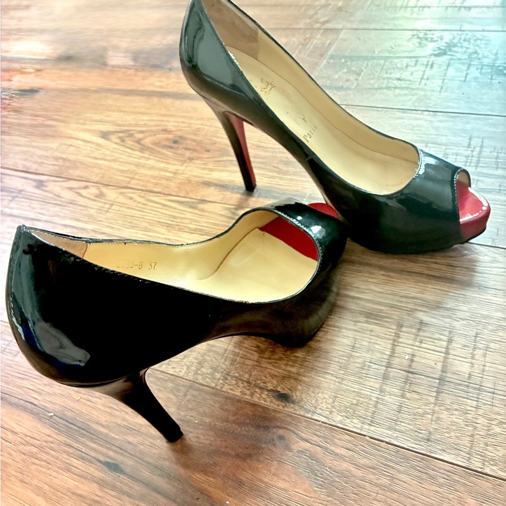 EUC AUTHENTIC Christian Louboutin
Very privé patent leather peep toe heels